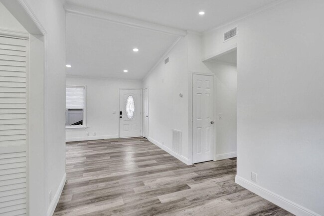 Building Photo - 229 SW 1st Ave