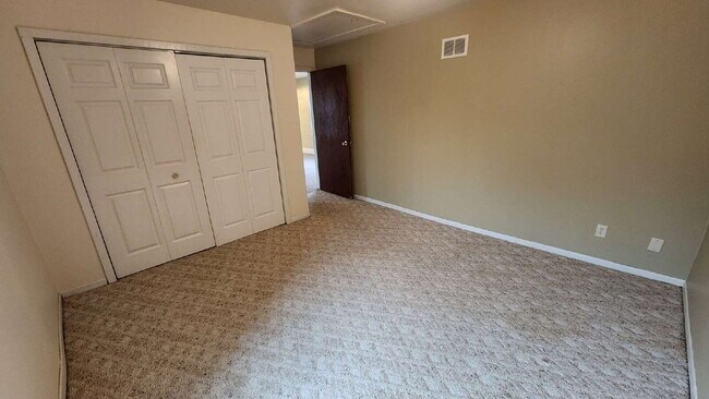 Building Photo - 2 Bedroom, 1 Bathroom Duplex with Private Balcony - Available June 1st