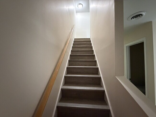 Building Photo - Townhouse for Rent