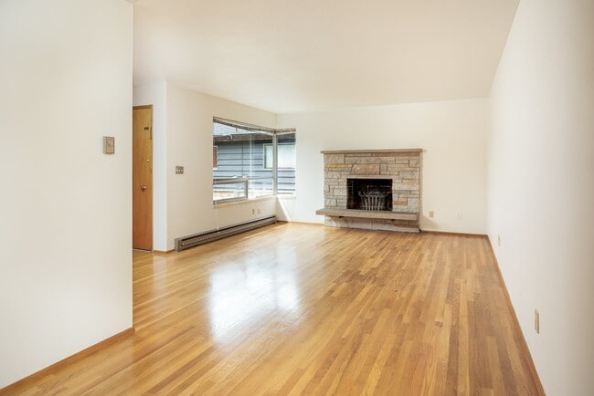 Building Photo - 3 bedroom 2 bath