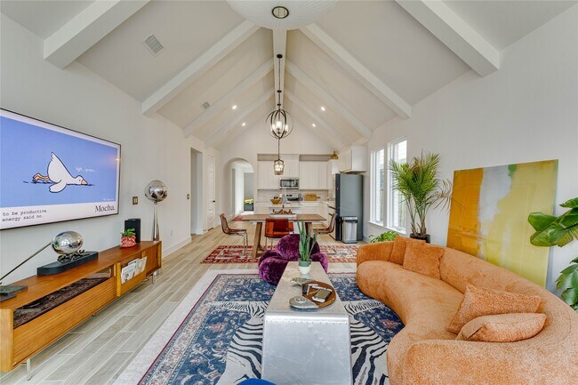Building Photo - 617 Buckaroo Dr