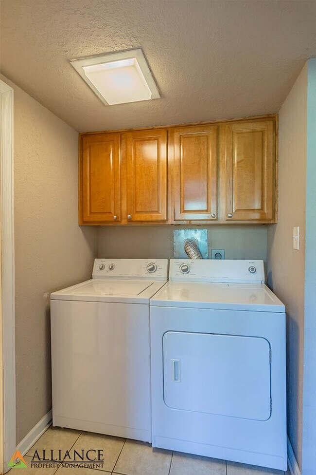 Building Photo - 1518 College Ave