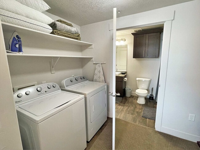 Building Photo - 460 E 400 S