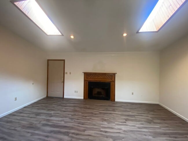 Building Photo - 2 Bedroom Greenbriar Condo!