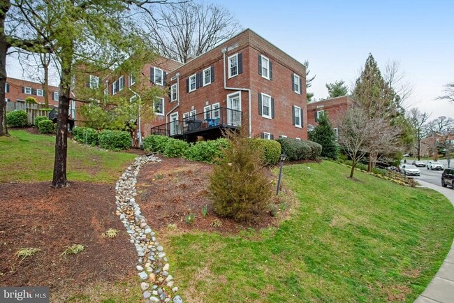 Building Photo - 2803 S Columbus St