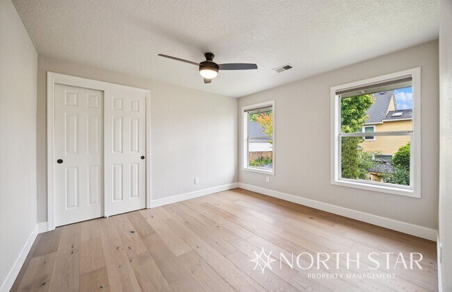 Building Photo - 12793 SW Sierra Vista Dr