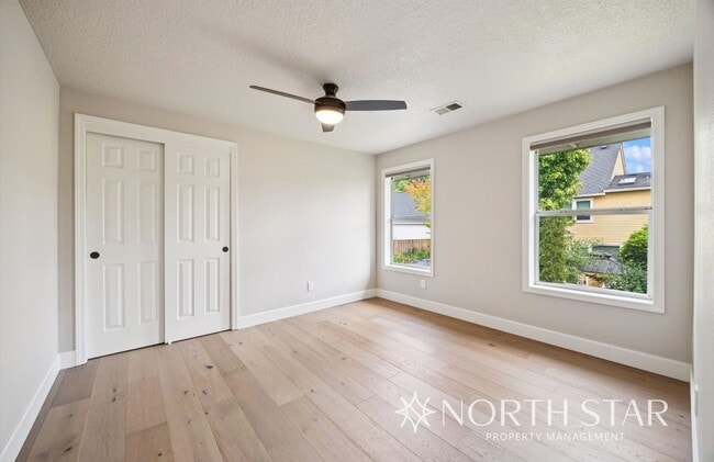 Building Photo - Westlake Traditional with Private, Level B...