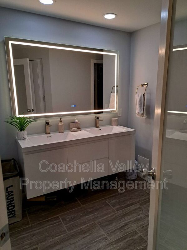 Building Photo - 5300 E Waverly Dr