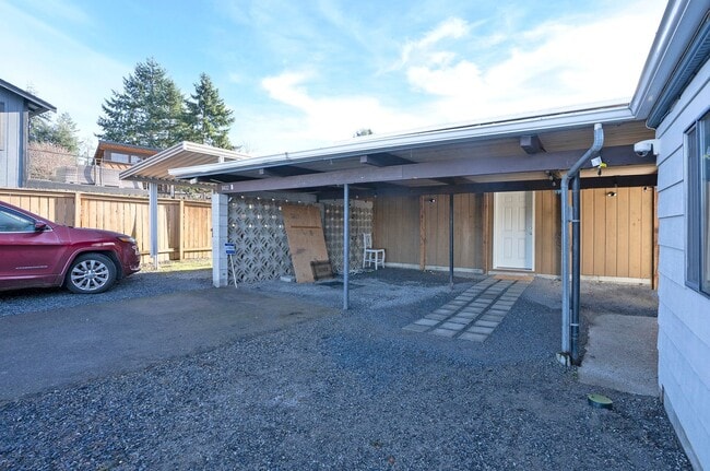 Building Photo - Fully Furnished Bungalow with Studio Living and Scenic Views in Tacoma!