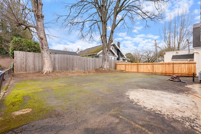 Building Photo - 5 Bedroom Home in Central Hollywood District