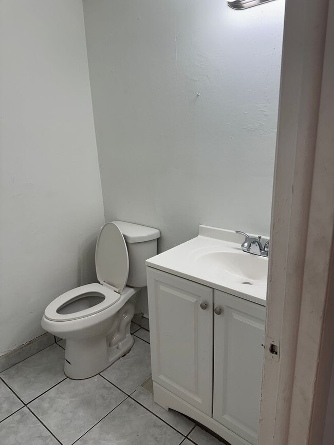 Building Photo - 931 SW 20th Ct