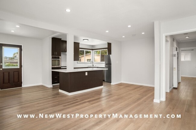 Building Photo - Upgraded Oceanside 3 Bedroom, Available Now! Small Pet OK!