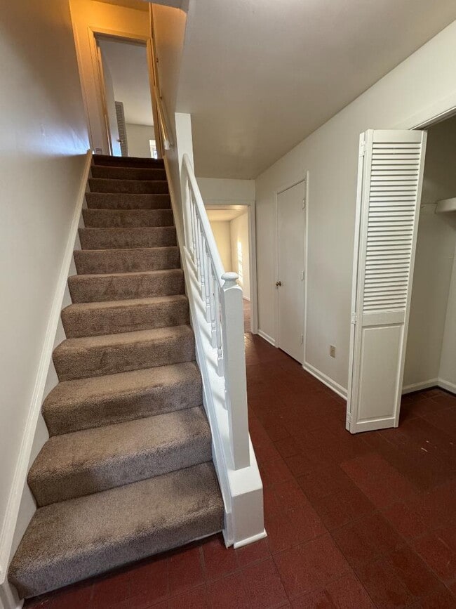 Building Photo - 105 Yorkshire Ct