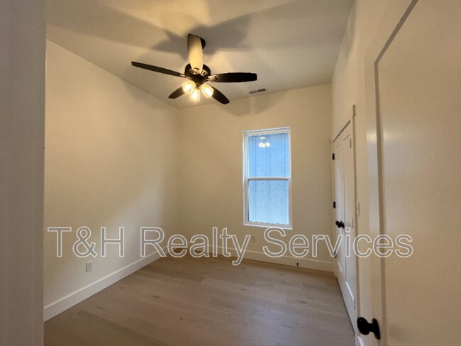 Building Photo - 930 Woodlawn Ave