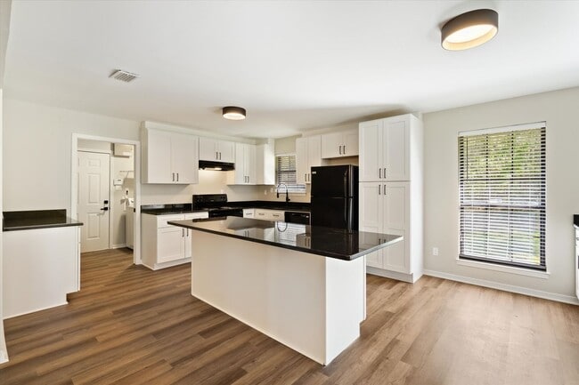 Building Photo - Bay Minette Beauty