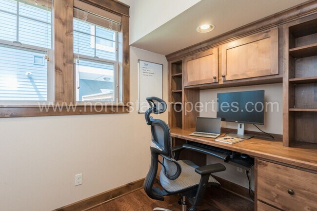 Building Photo - Charming SE Portland Craftsman