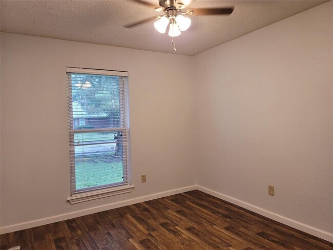 Building Photo - 613 Hanover Dr