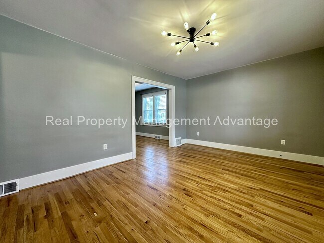 Building Photo - 851 Gardendale.