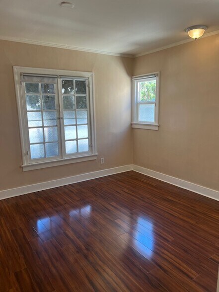 Building Photo - 1018 1/2 N Serrano Ave