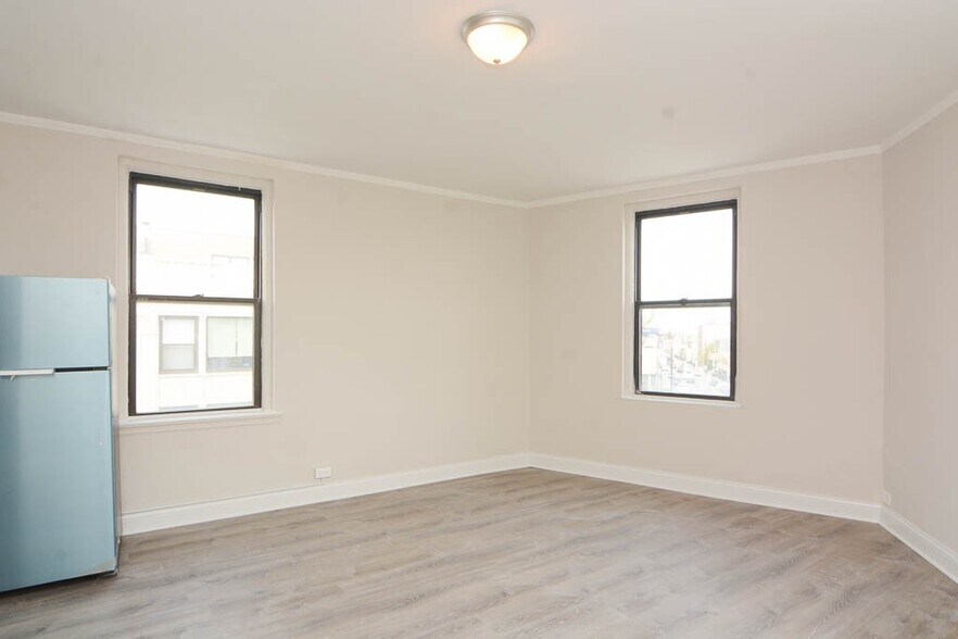 Building Photo - 3335 W Diversey Ave