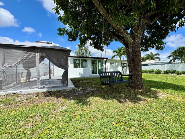 Building Photo - 1008 Mango Isle