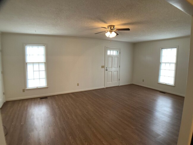 Building Photo - Spacious 2 bed, 1 bath top floor of Duplex