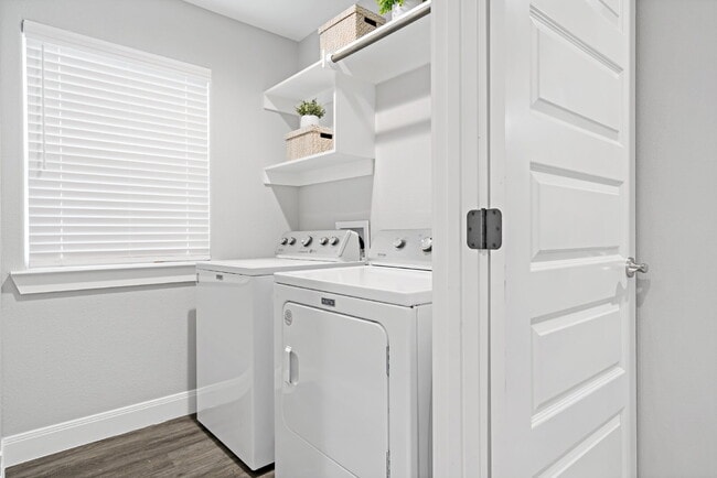 Building Photo - "Charming Denison Duplex with Granite Eleg...