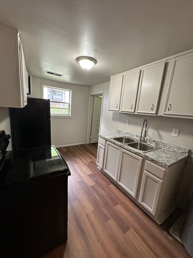 Building Photo - Home for Rent in North Birmingham **Accept...