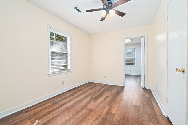 Building Photo - Cozy Living in Goose Creek!