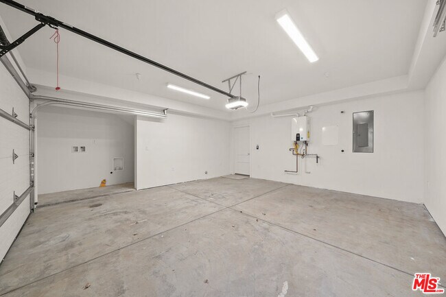 Building Photo - 1204 N Orange Grove Ave