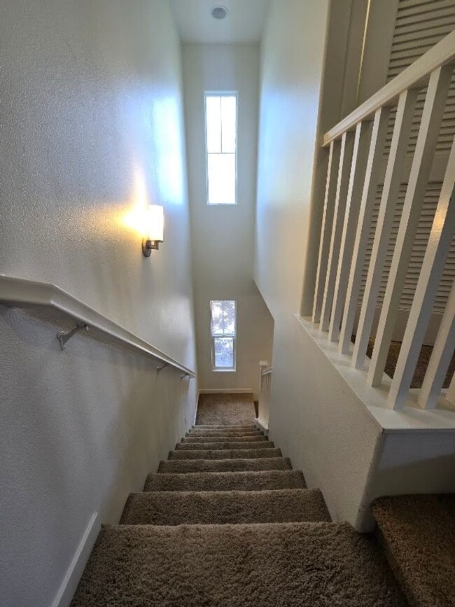 Building Photo - Bright Corner Unit Near Trails with Pool & 2-Car Garage