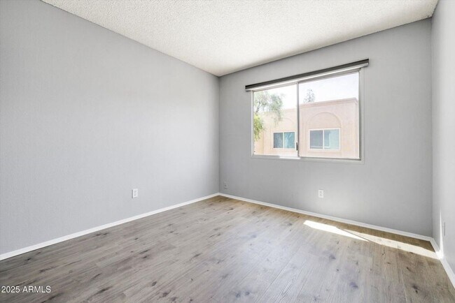 Building Photo - GORGEOUS Updated 2 bedroom Condo in Old To...