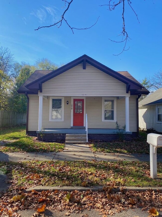 Building Photo - Cute 2 Bedroom with Washer/Dryer Hookup