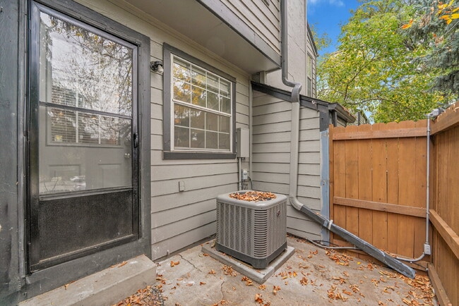 Building Photo - $2,250.00, 2-bed, 2.5 bath, located in Lak...