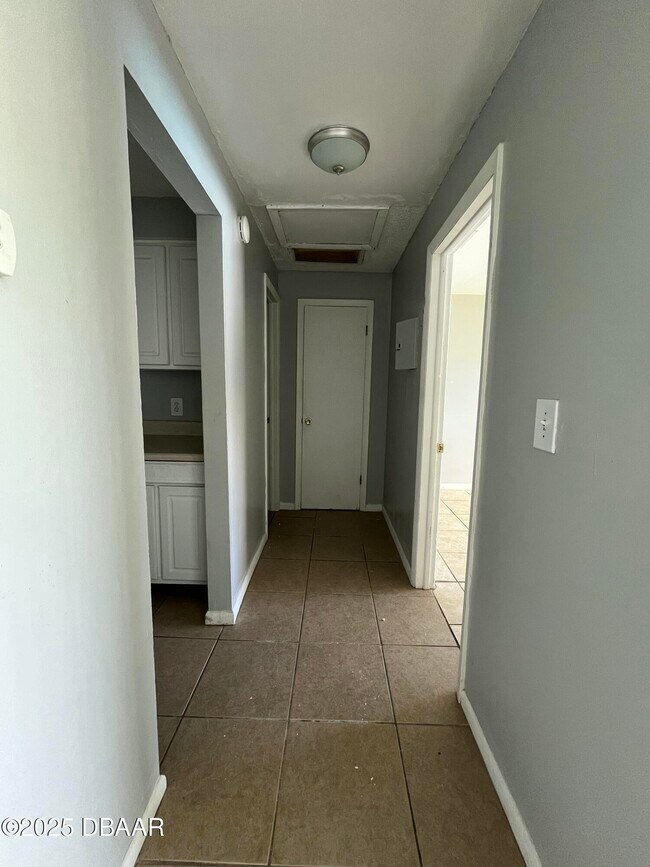 Building Photo - 1850 S Park Ave