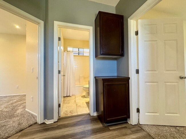 Building Photo - Remodeled 3 bedroom townhome in Simi Valley