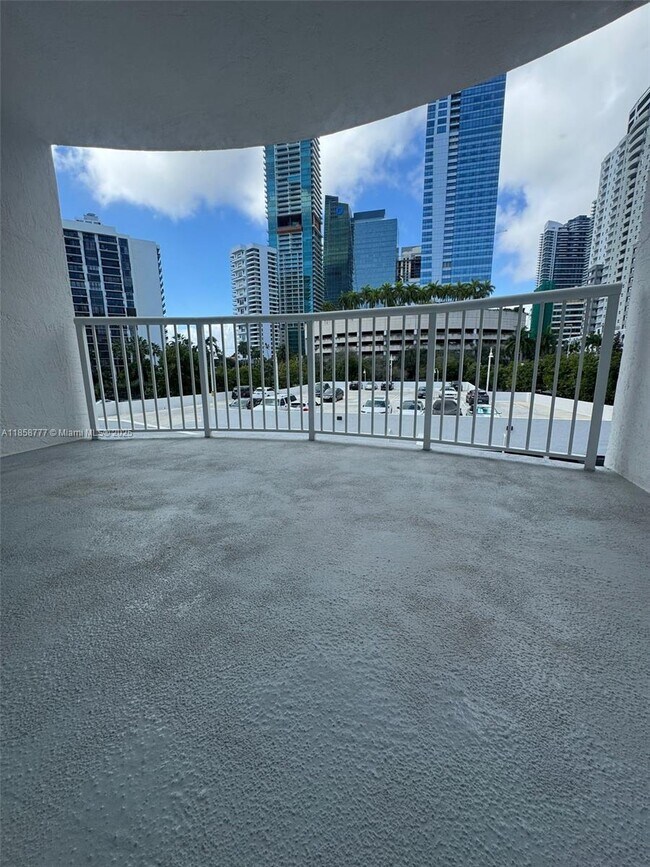 Building Photo - 1420 Brickell Bay Dr