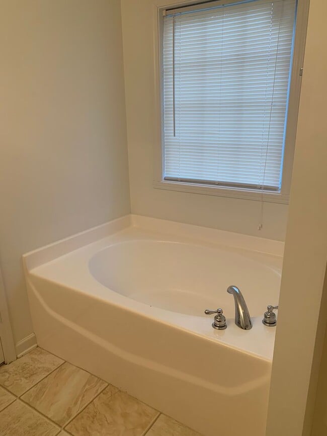 Building Photo - 3 Bedroom Rental on Cul-De-Sac!