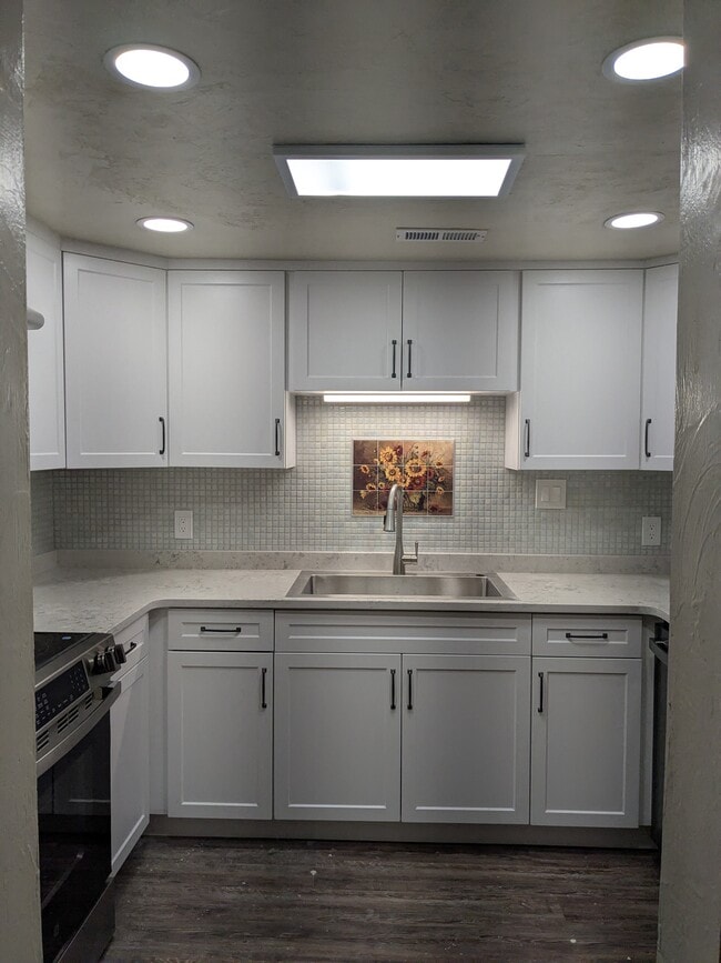 Building Photo - 562 Teal Ln