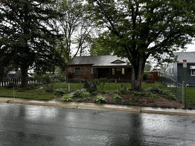 Building Photo - ***Available late-July*** Charming Home in...