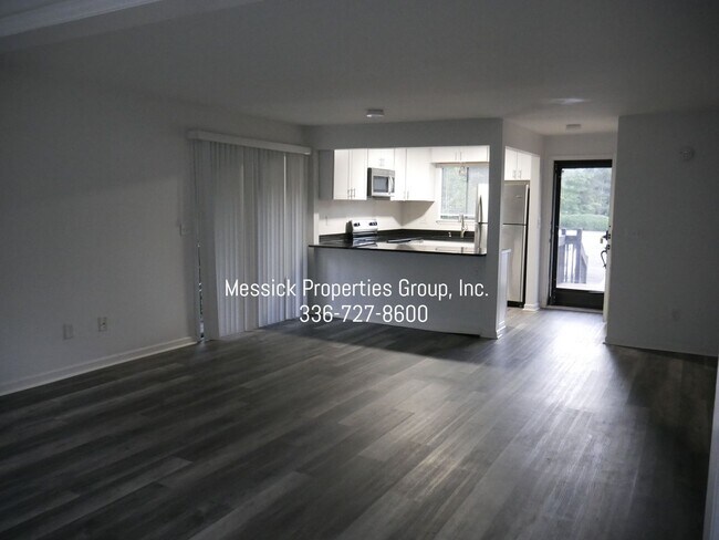 Building Photo - CEDAR COVE ON PEACE HAVEN ROAD!