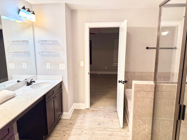 Building Photo - 819 Burch Creek Dr