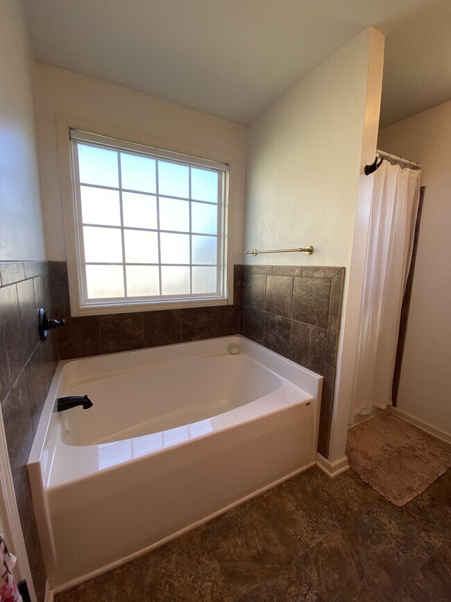 Building Photo - 1053 Castlerock Dr