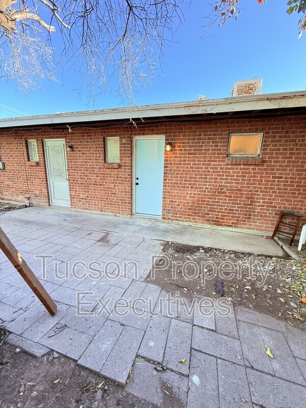 Building Photo - 810 N Alvernon Way