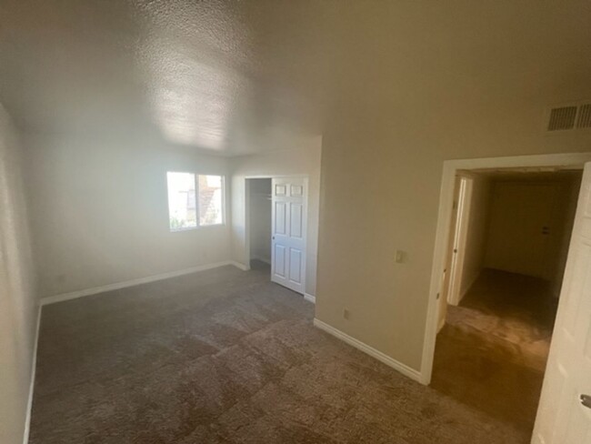 Building Photo - Great 2 Bedroom Unit Centrally Located in ...