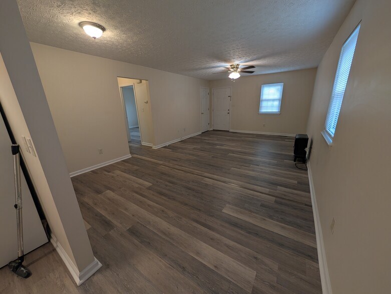 Living Dining area - 138 Crestview Dr