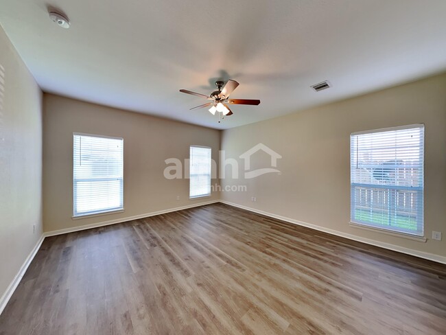 Building Photo - 501 Falcon Lake Dr