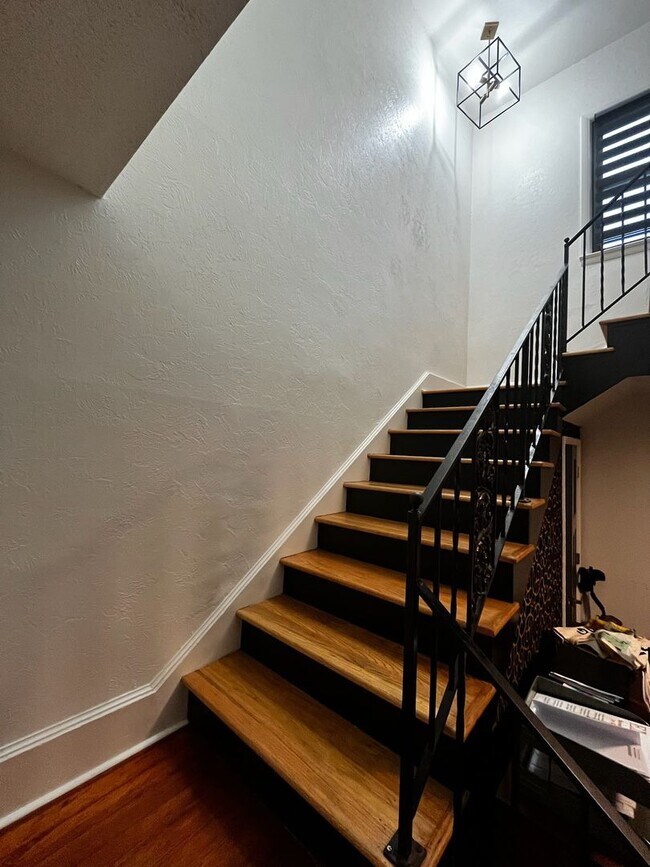 Building Photo - Pendleton Heights 4BR—Updated Historic Cha...