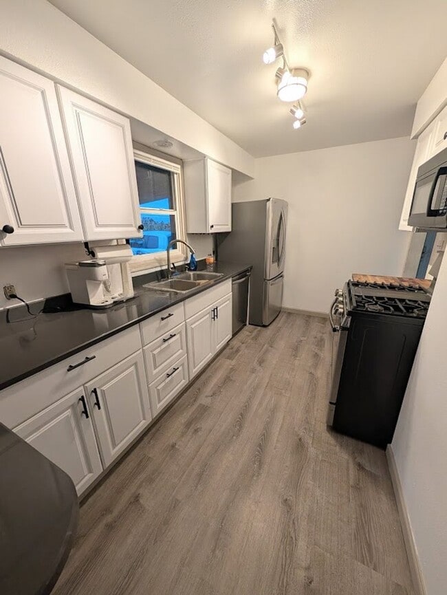 Building Photo - Fantastic 3 Bedroom Clarkston House with Fenced Backyard