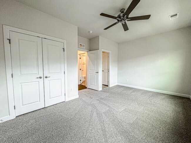 Building Photo - Stunning 3 Bed 3.5 Bath Townhome With Atta...
